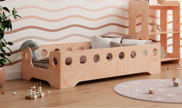 Drewniane łóżko z barierkami wykonane ze sklejki sosnowej w kolorze naturalnego drewna z wejściem bocznym